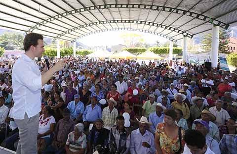 En gira de trabajo, el mandatario estatal hizo entrega de apoyos económicos a cerca de 10 mil abuelitas y abuelitos en los municipios de Villaflores y Villa Corzo.