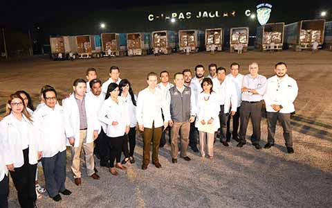 El gobernador Manuel Velasco Coello, dio el banderazo de salida a los 15 camiones que repartirán las medicinas a hospitales y centros médicos de mayor concentración.