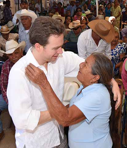 En gira de trabajo, el mandatario estatal hizo entrega de apoyos económicos a cerca de 10 mil abuelitas y abuelitos en los municipios de Villaflores y Villa Corzo.