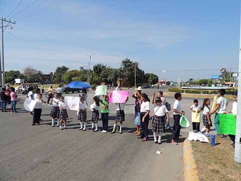 Protestan Padres de Familia por Abandono en Escuelas