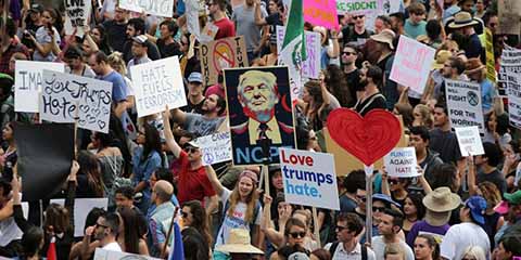 Inmigrantes declararon un día de paro en Estados Unidos, y salieron a las calles para expresar su repudio a las medidas discriminatorias del magnate.