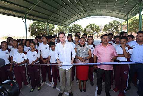 En Suchiapa, el Gobernador benefició al alumnado de la primaria “Dr. Belisario Domínguez” y de la secundaria “Poeta Santiago Serrano”; asimismo, inauguró el campo de futbol profesional “José Severo Castellanos Palencia”.