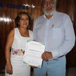  La Doctora Alma Leslie León Ayala, docente e investigadora de la UNACH, hizo estrega de reconocimiento al Doctor Arturo Pacheco por su participación como ponente.