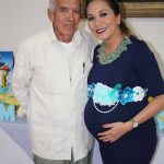 El feliz abuelo: Eleazar Herrera, festejando a su hija.