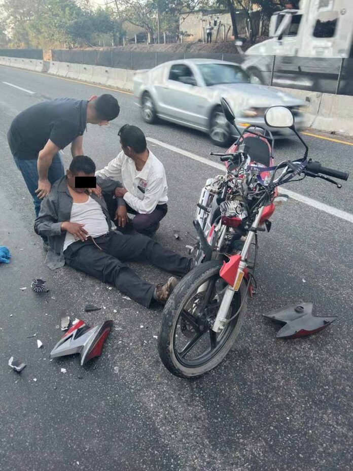 Motociclista Lesionado Al Estrellarse Por Alcance Contra Una Camioneta