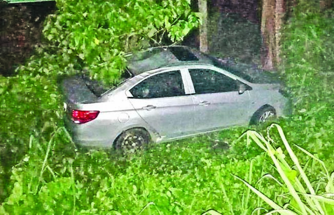 Abandonan Vehículo que se Salió de la Carretera Periódico El Orbe