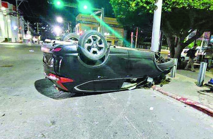 Choca Contra Árbol y Termina Volcado Periódico El Orbe