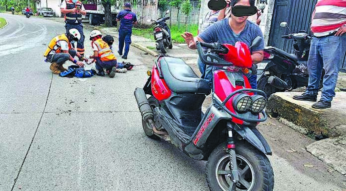 Derrapó su Motoneta y Sufrió Lesiones en Diferentes Partes del Cuerpo