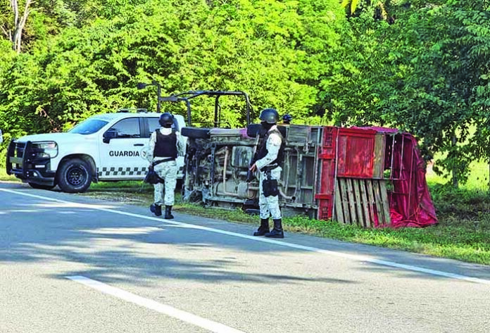 Aparatosa Volcadura de Camioneta Periódico El Orbe