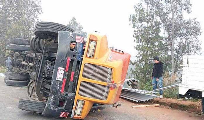 Volcó Camión Cargado con Láminas Periódico El Orbe