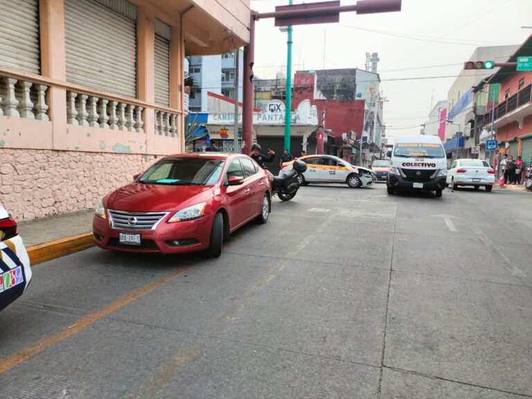 EL ORBE AL MOMENTO Taxista no respeta el semáforo y causa fuerte