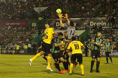 El equipo local por fin despertó y propinó una goliza a su similar de Mérida, frente a 10, 600 aficionados que se dieron cita en el Estadio “Manuel Velasco Coello".