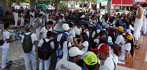 Estudiantes de las escuelas Fray Matías de Córdova y de Educación Física realizan protestas.