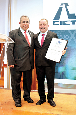 El ingeniero Adolfo Salazar recibió un merecido reconocimiento del presidente de la Federación Mexicana de Colegios de Ingenieros Civiles, Eduardo Roque Medellín, por su valiosa gestión del XIX Consejo Directivo del CICT.