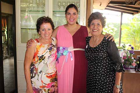 La guapa mamá Lola Reyero en compañía de las futuras abuelas de Ana Sofía.