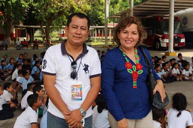 Moisés Tolentino, maestro de lectura infantil; Norma Arellano, Directora casa de cultura de CONECULTA Tapachula.