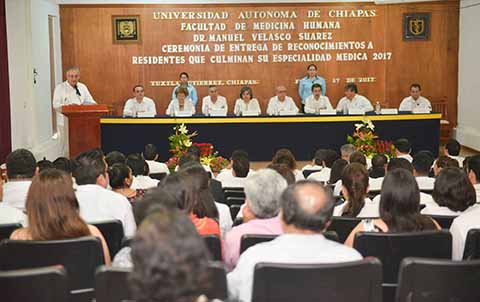 Entrega UNACH Reconocimientos a Especialistas Residentes de Hospitales en Tuxtla Gutiérrez y Comitán