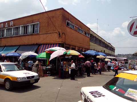 Comerciantes establecidos del mercado “Sebastián Escobar” exigen el desalojo de los ambulantes que se han apoderado nuevamente de los alrededores de la central de abastos.