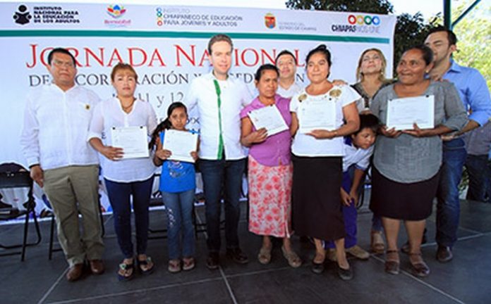 El mandatario estatal entregó certificados a jóvenes y adultos que culminaron sus estudios básicos en el municipio de Berriozábal.