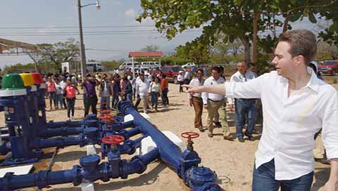 En gira por Arriaga, el gobernador puso en marcha el sistema de agua potable y entregó certificados de estudios a jóvenes y adultos mayores.
