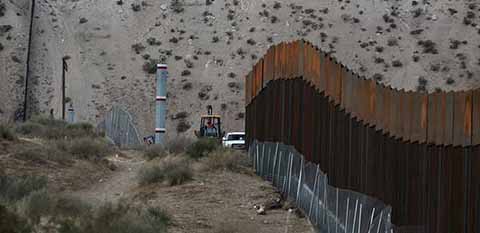 Mexicanos que Busquen Construir el Muro Deben ser Considerados Traidores a la Patria