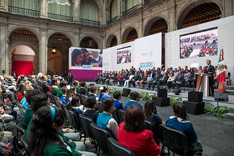 Enrique Peña Nieto y Aurelio Nuño lanzaron ayer un nuevo modelo educativo, que entrará en vigor en el ciclo escolar 2018-2019.