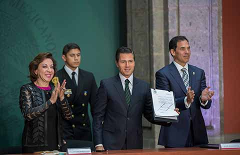 Peña Nieto Promulga Ley Para Revalidar Estudios de Alumnos Deportados de EU
