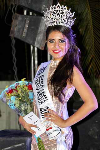 Alejandra Mendoza Tapia ganadora del primer lugar y Señorita Puerto Arista 2017
