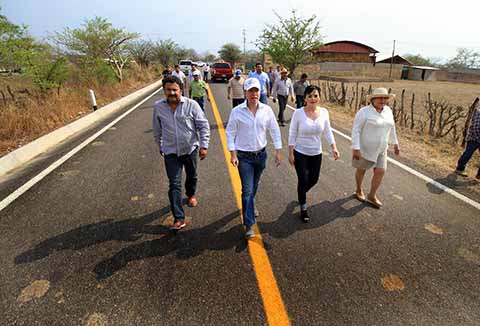 El mandatario estatal inauguró la nueva imagen urbana de la entrada principal del municipio de Jiquipilas y la pavimentación de un tramo carretero, con inversión cercana a los 19 millones de pesos.