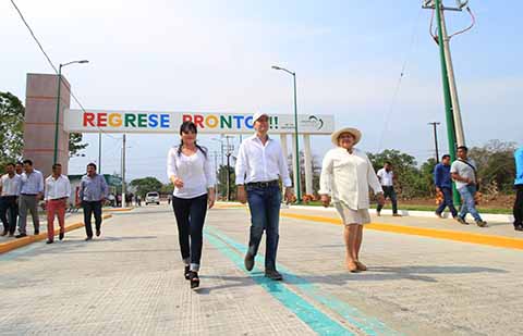 El mandatario estatal inauguró la nueva imagen urbana de la entrada principal del municipio de Jiquipilas y la pavimentación de un tramo carretero, con inversión cercana a los 19 millones de pesos.