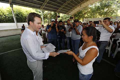 El Gobernador entregó certificados de Primaria y Secundaria en Villaflores y Palenque a quienes realizaron sus estudios a través del ICHEJA.