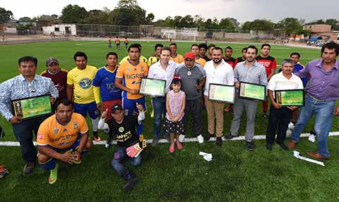 El mandatario estatal inauguró tres campos de fútbol con pasto sintético y porterías nuevas en el municipio de Cintalapa; en el evento resaltó que el deporte ayuda a mejorar la salud y prevenir adicciones.