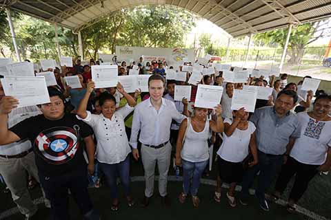 El Gobernador entregó certificados de Primaria y Secundaria en Villaflores y Palenque a quienes realizaron sus estudios a través del ICHEJA.