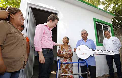 El gobernador Manuel Velasco Coello hizo entrega de 105 escrituras públicas, 163 constancias de posesión de inmuebles y 248 llaves de dormitorios contra el hacinamiento a habitantes del municipio de Tapachula.