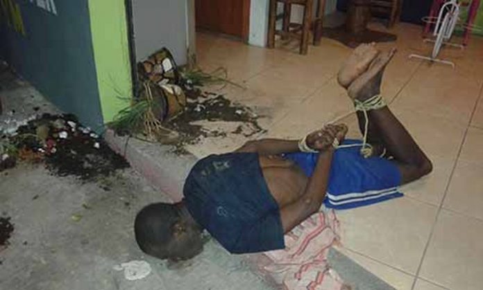 En días pasados, un hombre originario de África intentó asaltar un negocio en la Antorcha, siendo sometido por los propios vecinos.