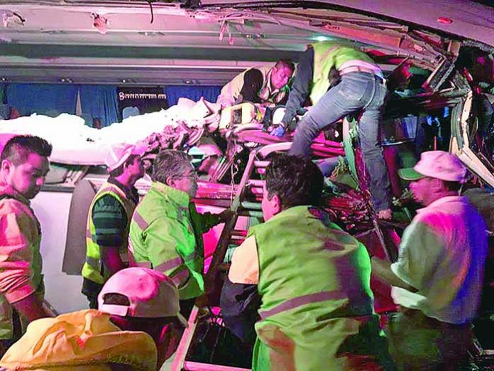 Un Muerto y 10 Heridos en Choque de Autobús
