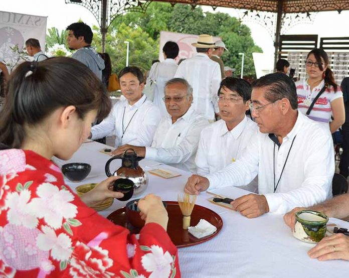 En la ceremonia del té, Adolfo Zamora, Akira Yamada, Nobutaka Wakui.