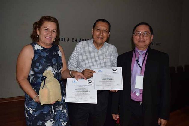 Norma Arellano, Mario Ruiz Redondo recicibiendo un merecido reconocimiento por el presidente de la Asociación, Oscar Alfaro.