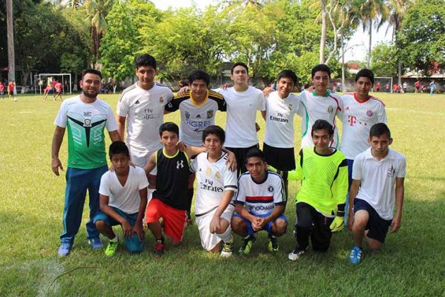 Alumnos del Colegio la Paz participaron en Futbol.