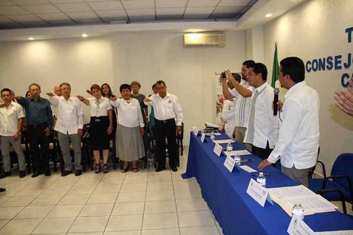 Carlos Calderón, Subdelegado Federal de la Secretaría de Economía tomó protesta al nuevo Consejo Directivo 2017-2018 de CANACO Tapachula.