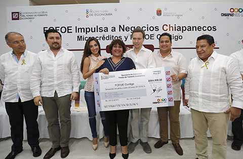 A través del Fondo de Fomento Económico, el mandatario estatal entregó más de 2 millones de pesos a comerciantes de diversos municipios, donde aseguró que Chiapas es un estado emprendedor que cree en el talento de su gente..