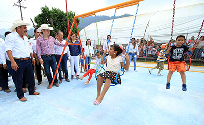 En Ostuacán, el mandatario estatal Inauguró la rehabilitación del Parque Infantil y de la cancha de futbol, con una inversión total de 400 mil pesos.