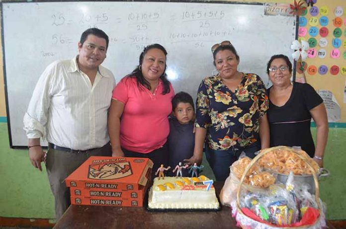 El cumpleañero acompañado de su tío Carlos Guzmán, la maestra Miriam Faviel, su mamá Claudia Guzmán y su abuelita Claudia Aquino
