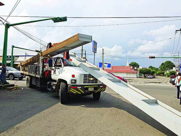 Se Zafó Monten de un Camión de Carga