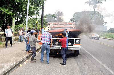 Camión de Redilas se Incendia en la Vía Pública