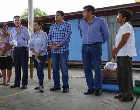 El gobernador del Estado Manuel Velasco Coello, realiza la supervisión personal de las comunidades afectadas por el sismo y las lluvias, donde también encabezó la entrega de ayuda humanitaria a las familias damnificadas.