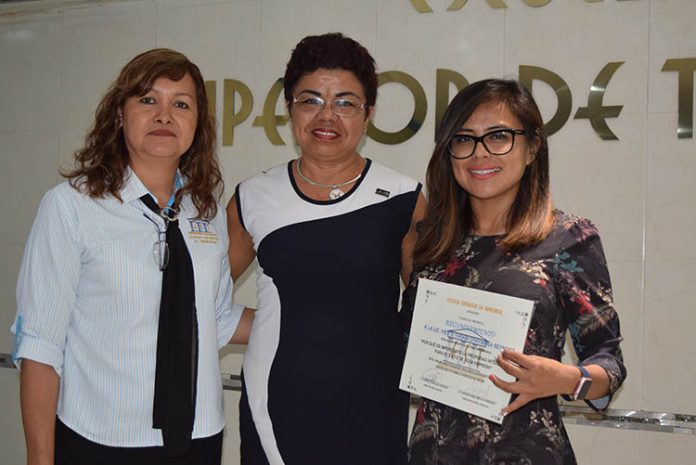 Carolina Reyes, directora Académica EST; Patricia de León, promoción Sub Delegación de la Secretaría de Economía; Ivette Chavarría, Conferencista.