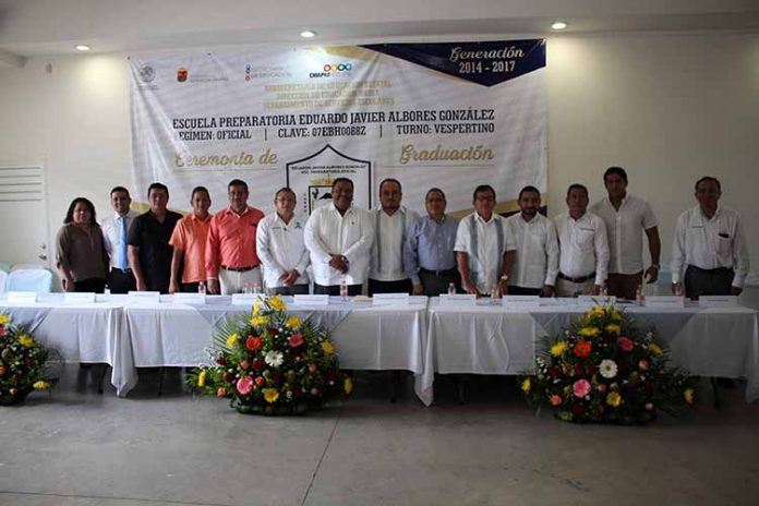 Representantes de distintos niveles educativos conformaron la mesa del presídium encabezado por el director de la escuela, José Antonio Morales.