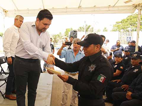 Entrega Fernando Castellanos Apoyos Económicos a Policías
