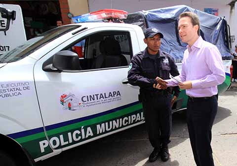 En gira por Cintalapa, el gobernador entregó patrullas, uniformes, radios portátiles con GPS y cámaras de videovigilancia a la Policía Municipal.